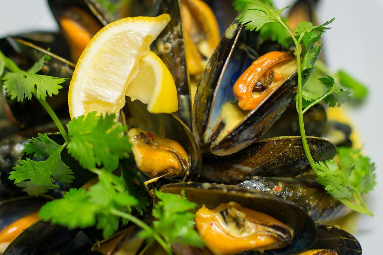 The Fenwick Steak & Seafood Pub Hotel Claughton ภายนอก รูปภาพ